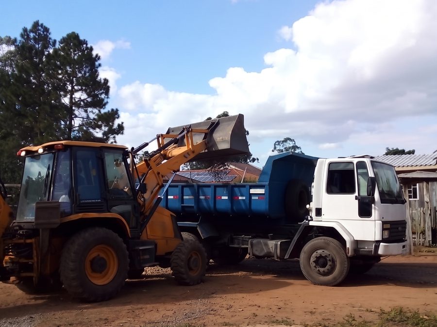 Retroescavadeira carregando caminhão caçamba da Brava em obra