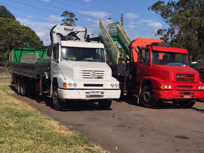 Dois caminhões munck da frota Brava prontos para deslocamento