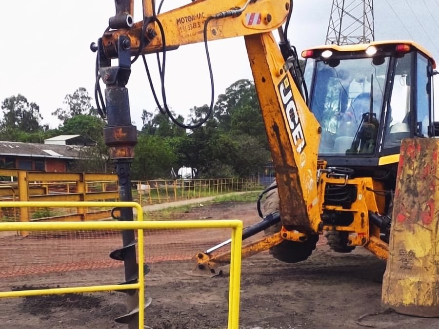 Retroescavadeira da Brava com implemento hidráulico acoplado